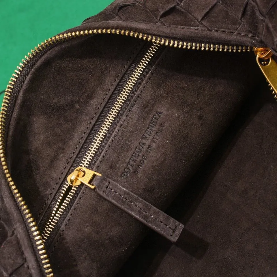 Batch 1460 JODIE Sheep Suede Medium size comes out of Huo~ It is much more practical than small size. The shape is still fashionable and good-looking. Made of classic Yangjin weaving. The iconic weaving has always been the most proud design of BV. The soft shape is super suitable for concave shape~ Not only the size has been changed, the quality details are also more refined. The version is more round and Q. The medium size has more styles. It is not only practical and can hold everything, but also can carry Jodie's fashionable concave shape. It’s really both practical and fashionable. It’s awesome! Size: 36x21x13, model: 6697# frosted leather